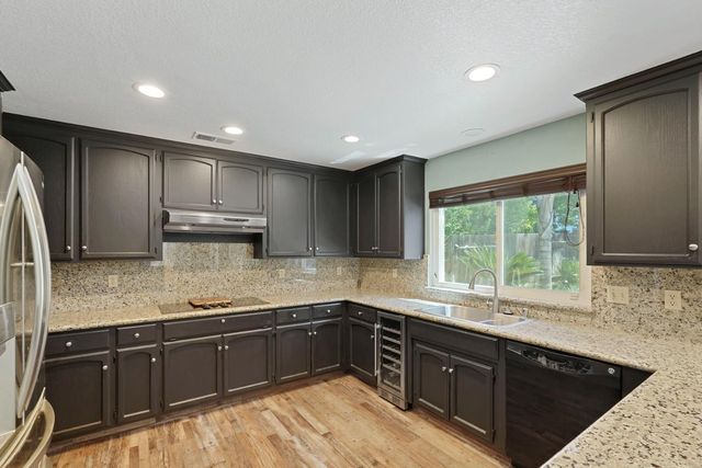 230 River Oaks Dr, Lodi, CA 95240
