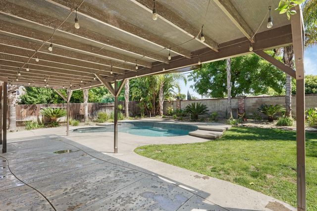 230 River Oaks Dr, Lodi, CA 95240