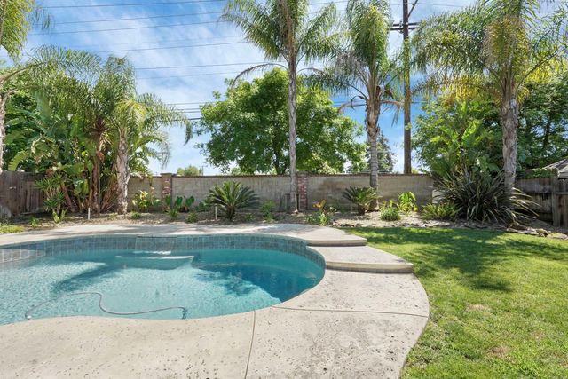 230 River Oaks Dr, Lodi, CA 95240