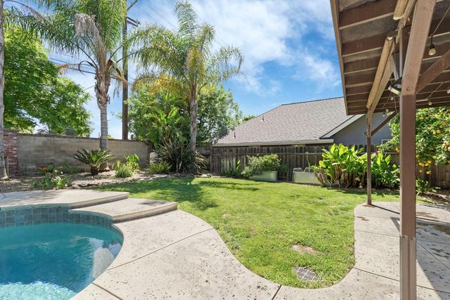 230 River Oaks Dr, Lodi, CA 95240