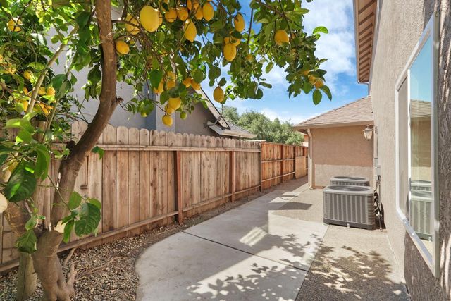 230 River Oaks Dr, Lodi, CA 95240