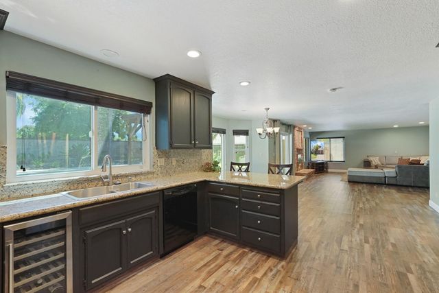 230 River Oaks Dr, Lodi, CA 95240