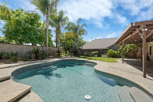 230 River Oaks Dr, Lodi, CA 95240