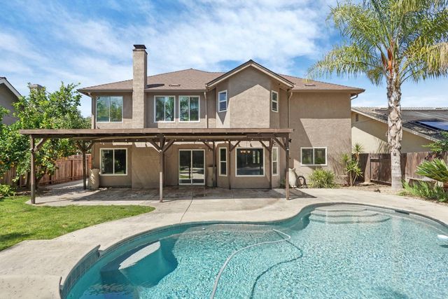 230 River Oaks Dr, Lodi, CA 95240