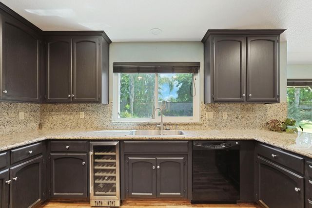 230 River Oaks Dr, Lodi, CA 95240