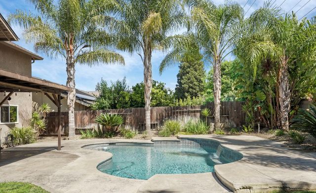 230 River Oaks Dr, Lodi, CA 95240