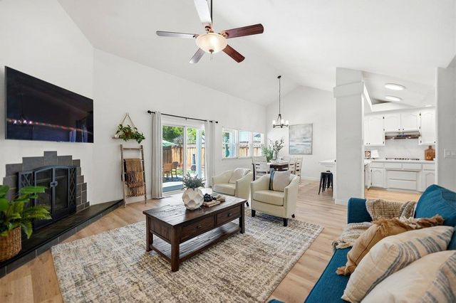 2140 Calistoga Drive, Hollister, CA 95023