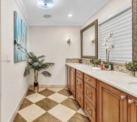 900 Diplomat Pkwy, Hallandale Beach, FL 33009
