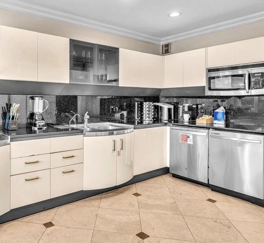 900 Diplomat Pkwy, Hallandale Beach, FL 33009