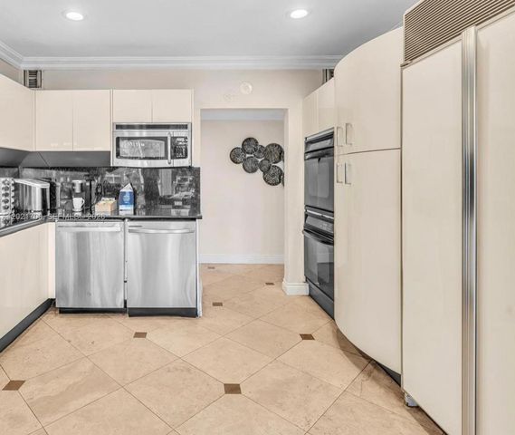 900 Diplomat Pkwy, Hallandale Beach, FL 33009