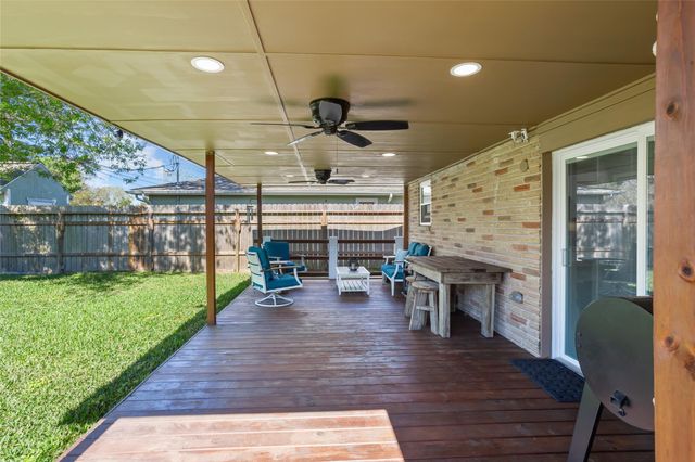 16806 David Glen Dr Drive, Friendswood, TX 77546