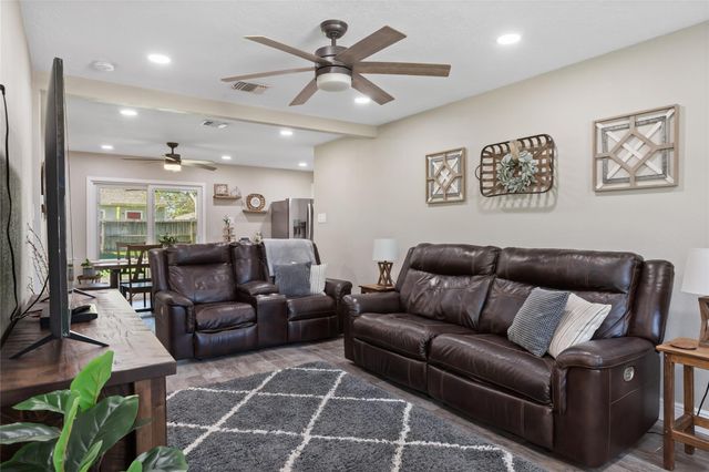 16806 David Glen Dr Drive, Friendswood, TX 77546