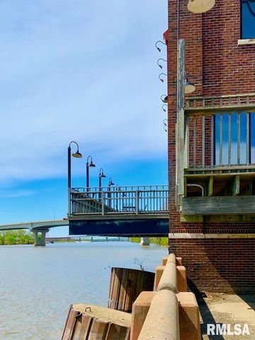 330 SW WATER Street, Peoria, IL 61601