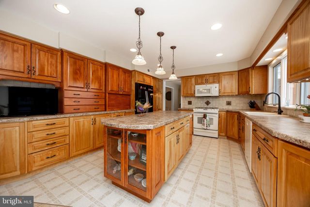 2041 SPRING VALLEY RD, Lansdale, PA 19446