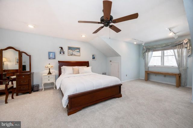 2041 SPRING VALLEY RD, Lansdale, PA 19446