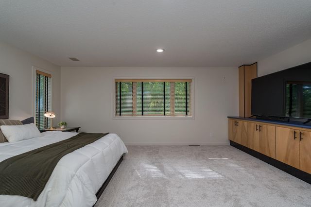 317 Meadow Woods Drive, Mankato, MN 56001