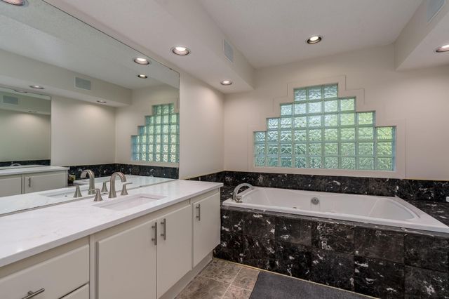 317 Meadow Woods Drive, Mankato, MN 56001