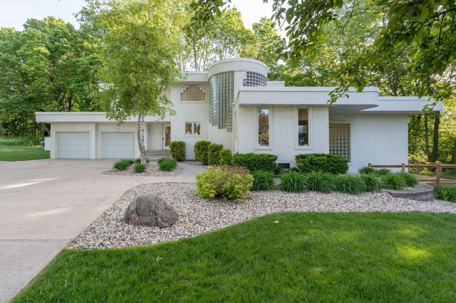 317 Meadow Woods Drive, Mankato, MN 56001