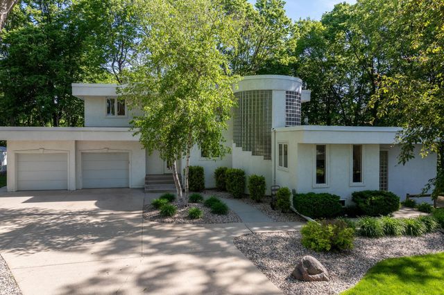 317 Meadow Woods Drive, Mankato, MN 56001