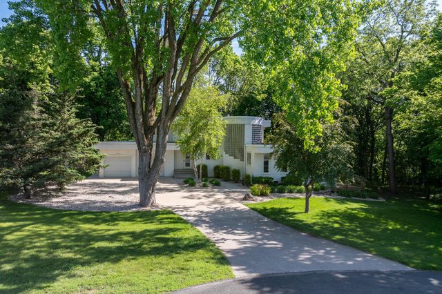 317 Meadow Woods Drive, Mankato, MN 56001