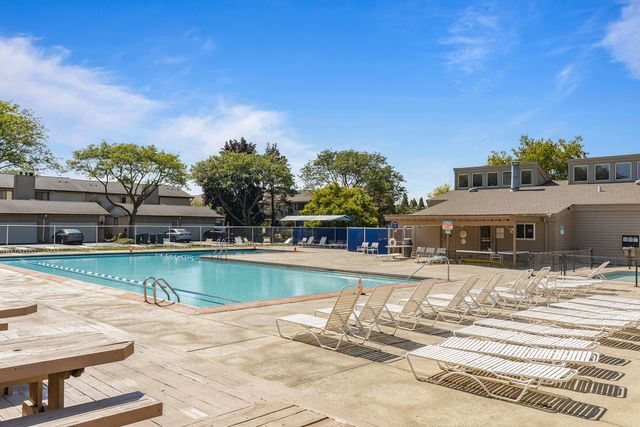 703 MALLARD Lane, Deerfield, IL 60015