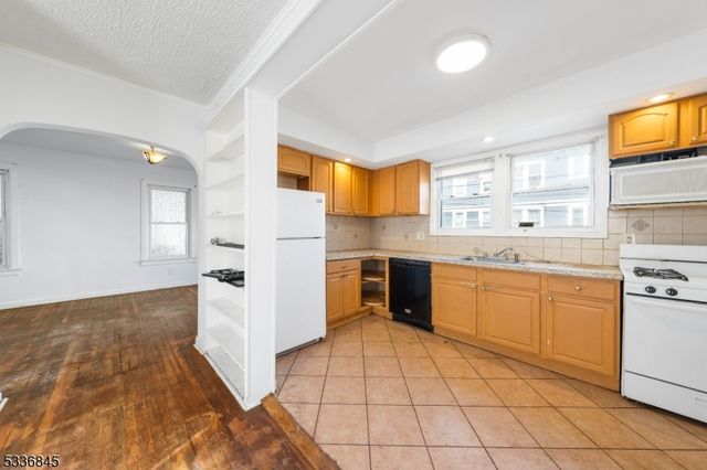 190 Alexander St, Newark City, NJ 07106