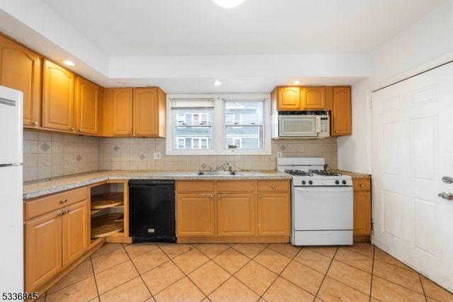 190 Alexander St, Newark City, NJ 07106