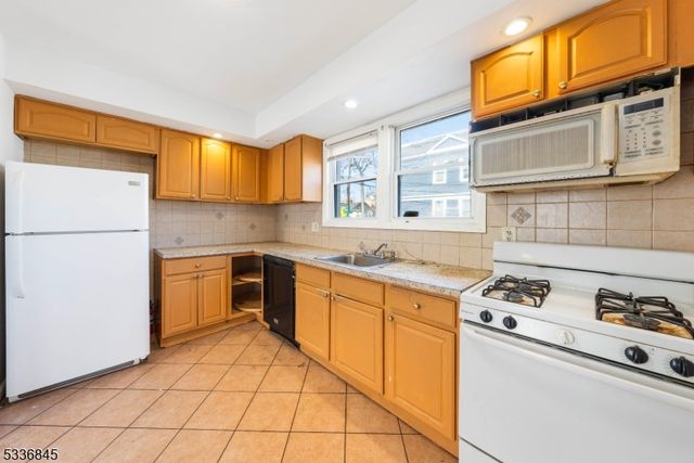 190 Alexander St, Newark City, NJ 07106