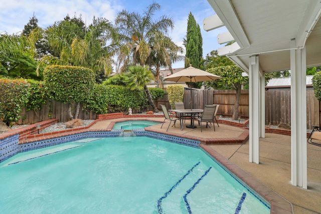 8824 Metalmark Ct, Elk Grove, CA 95624