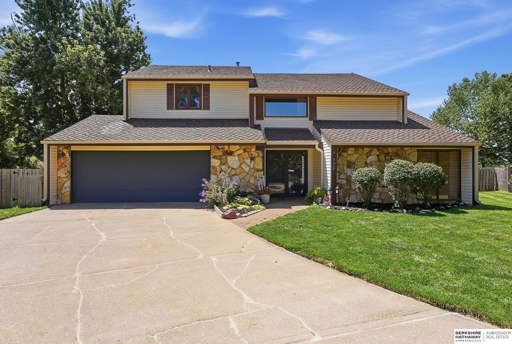 732 S 153rd Circle, Omaha, NE 68154