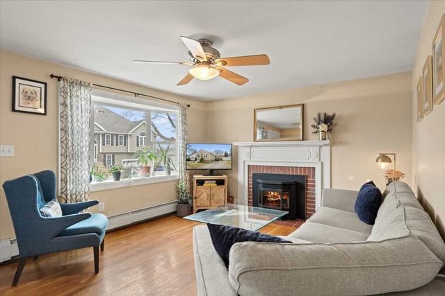 19 Rowena St, Worcester, MA 01606