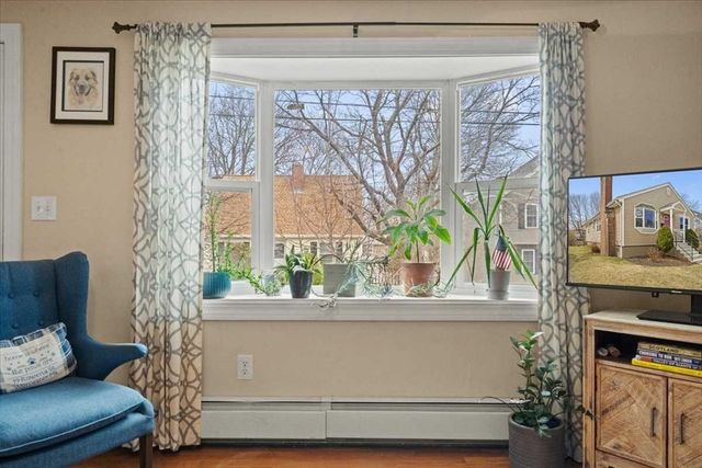 19 Rowena St, Worcester, MA 01606