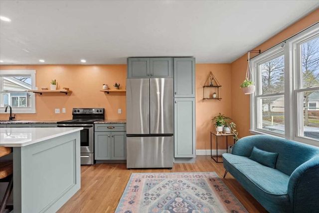 19 Rowena St, Worcester, MA 01606