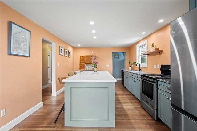 19 Rowena St, Worcester, MA 01606