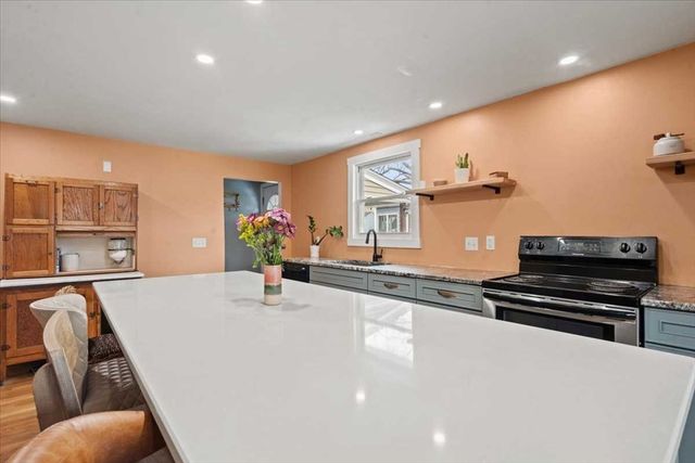 19 Rowena St, Worcester, MA 01606