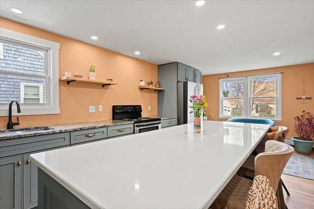 19 Rowena St, Worcester, MA 01606