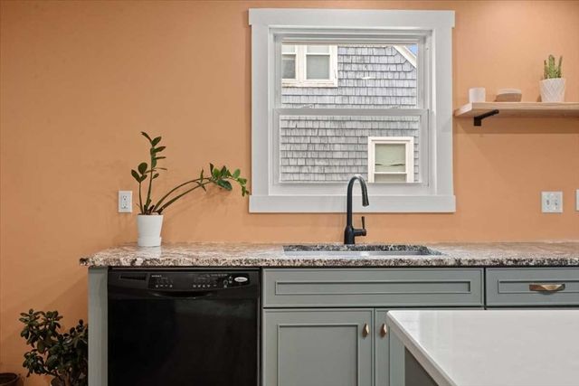 19 Rowena St, Worcester, MA 01606