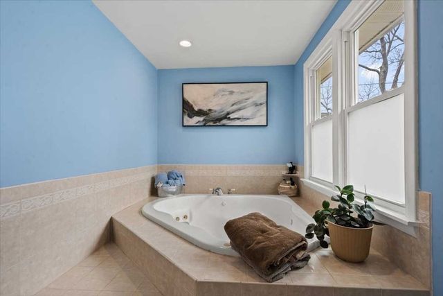 19 Rowena St, Worcester, MA 01606