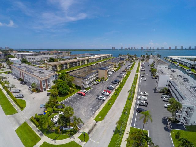 131 Doolen Court 104, North Palm Beach, FL 33408