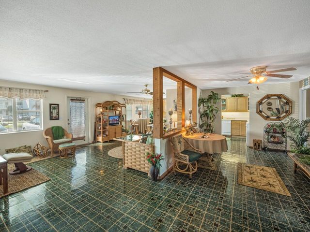 131 Doolen Court 104, North Palm Beach, FL 33408