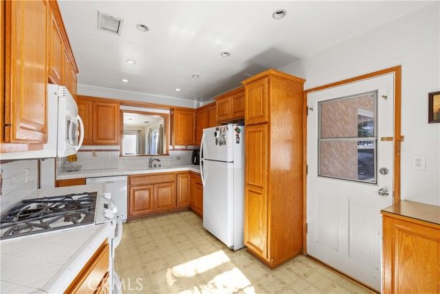 17419 Leadwell, Los Angeles, CA 91406