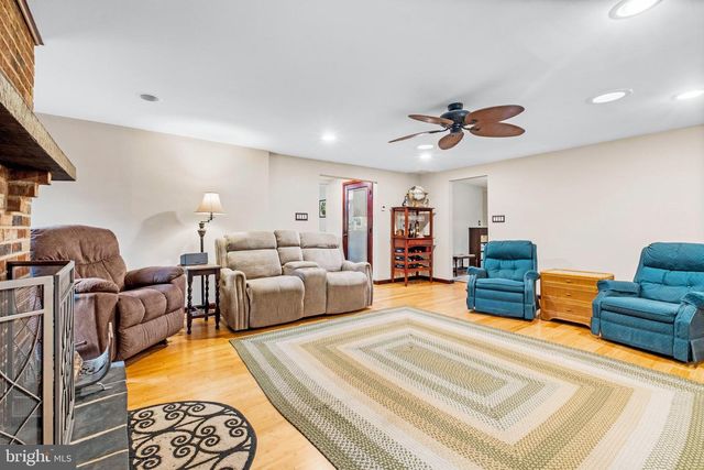 2 HOLLY DR, Medford, NJ 08055