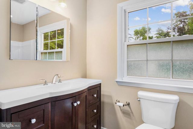 2 HOLLY DR, Medford, NJ 08055