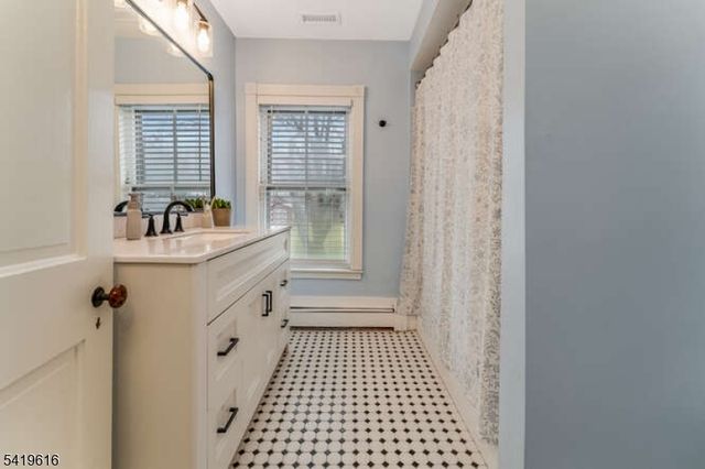 57 Main St, Lebanon Boro, NJ 08833