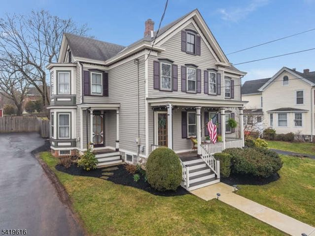 57 Main St, Lebanon Boro, NJ 08833