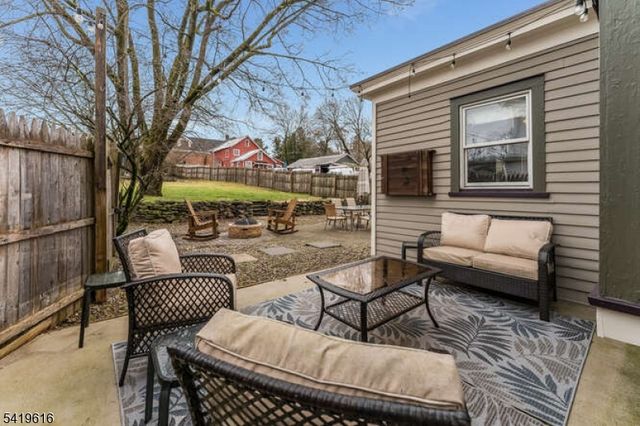 57 Main St, Lebanon Boro, NJ 08833