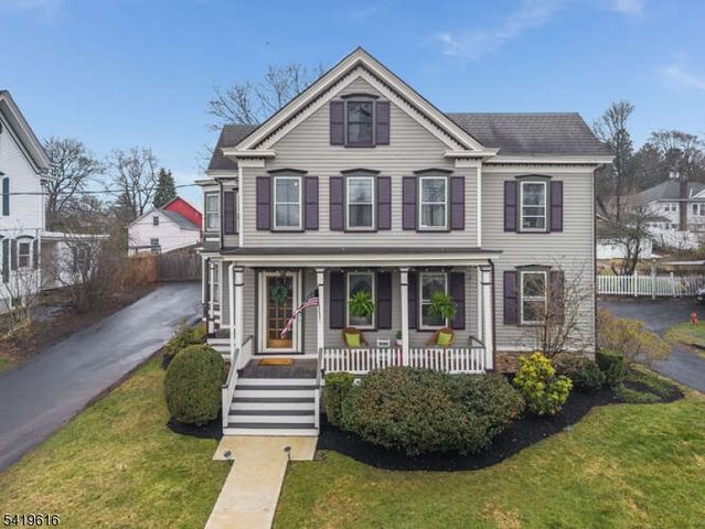 57 Main St, Lebanon Boro, NJ 08833