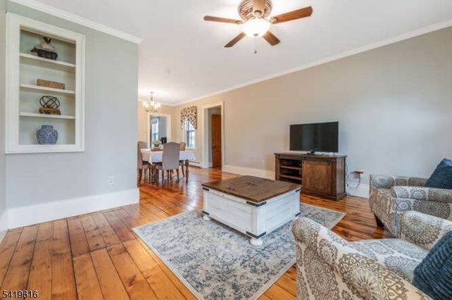 57 Main St, Lebanon Boro, NJ 08833