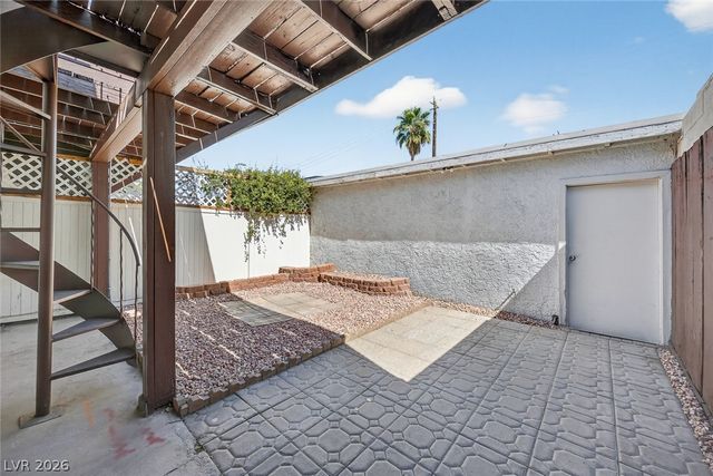 422 Greenbriar Townhouse Way, Las Vegas, NV 89121