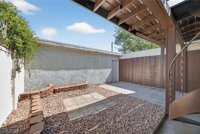 422 Greenbriar Townhouse Way, Las Vegas, NV 89121